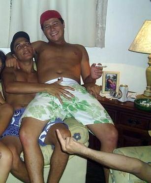 toscotesao:  (Photoset) — PATOLADAS… macho pega no pau, que é seu maior amigo e sua maior arma no mundo…sua masculinidade é celebrada, e sentida, pois cada coçada, cada ajeitada (mesmo que no pau do amigo) …é um contato com o seu ‘ser homem’