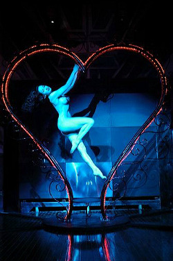 diva-von-teese:  Dita Von Teese performs