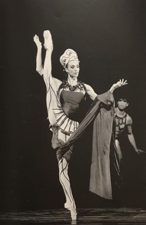 sonya-heaney:  Sylvie Guillem and Carlos Acosta in Prodigal Son, Royal Ballet.