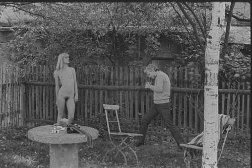 Höfgen. Akt-Pleinair 1979. Günter Rössler fotografiert eine auf einem Gartenstuhl sitzende junge Fra