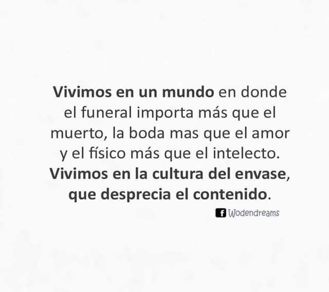 somospandaspordentroyporfuera:  -Una chica invisible. 