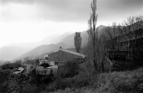 elarafritzenwalden:  Cabaní HouseCastellar de N’Hug, Barcelona province, Spain; 1992-94 Eduard Bru, Jaume Arbona, Antoni BalaguéJordi Bernadó (photographer) Taken from “Quaderns d’arquitectura i urbanisme, 216” (1997)
