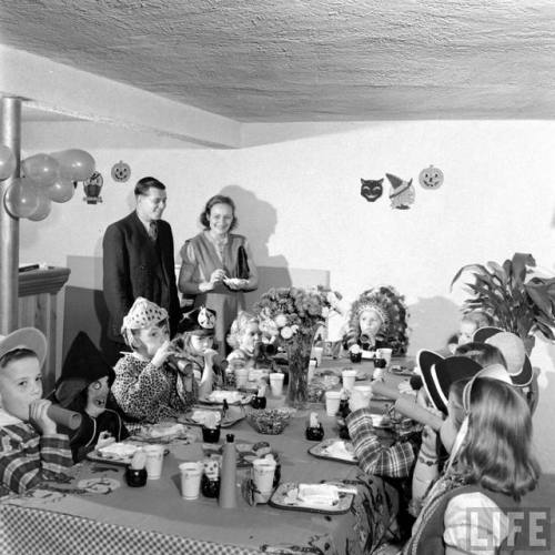 Halloween Party(Alfred Eisenstaedt and Cornell Capa. 1948)