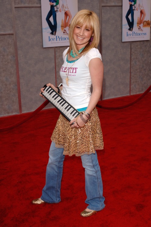 redcarpetflashbacks: 2005 Ice Princess Premiere Michelle Trachtenberg, Hayden Panettiere, and Ashley