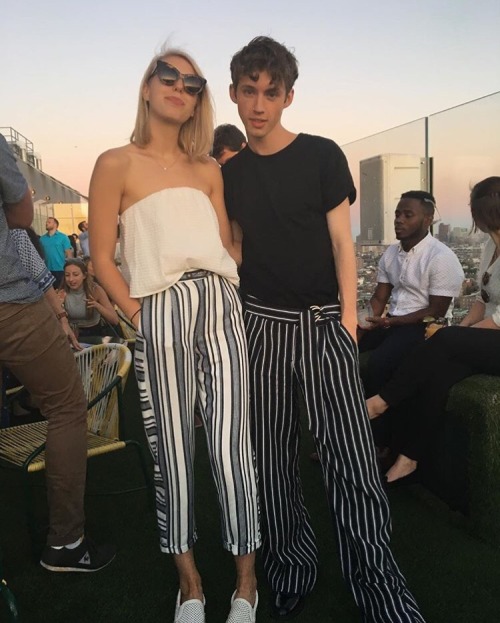 consivanqueen: ngl @jo_holli is my ex girlfriend