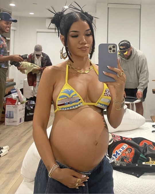 loversinthebodega:Jhene Aiko’s bump dump