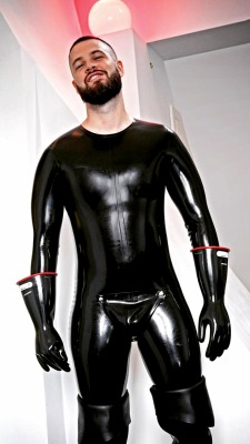 rubberforlife: myfetishworld:  https://www.instagram.com/p/Btvw1gpFDTM/?utm_source=ig_share_sheet&amp;igshid=wgu499ol8d42  Hot rubber guy! 