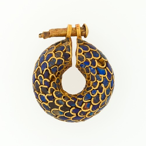 ancientpeoples:Gold and Lapis Lazuli earringc.1295-1186 BC19th Dynasty, New Kingdom(Source: The Metr