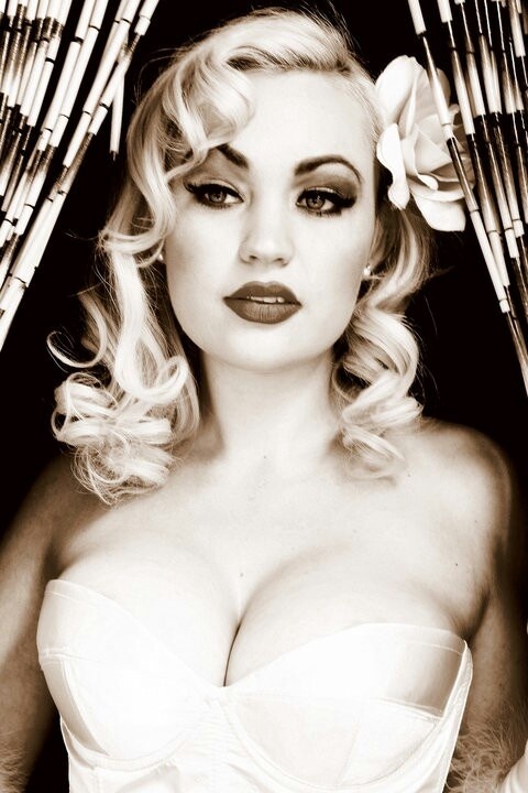 alternative-pinup:  Alternative Pinup girl