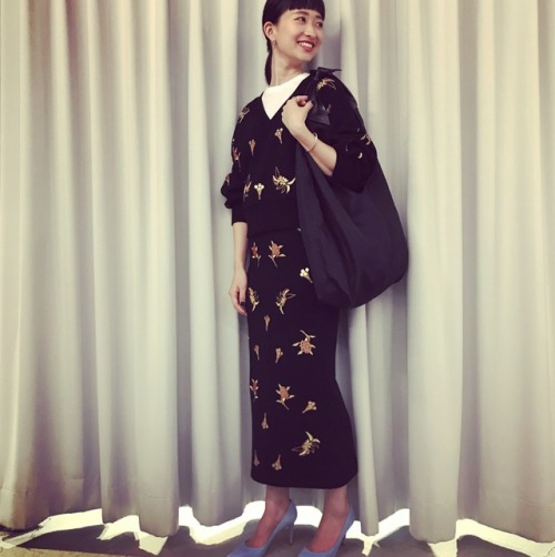 着物から着想を得たオリエンタルな刺繍で、ハリのあるスウェットもカジュアルになりすぎずエレガントに。 mame kurogouchi top ¥46,000 + tax bottom ¥38,000 +