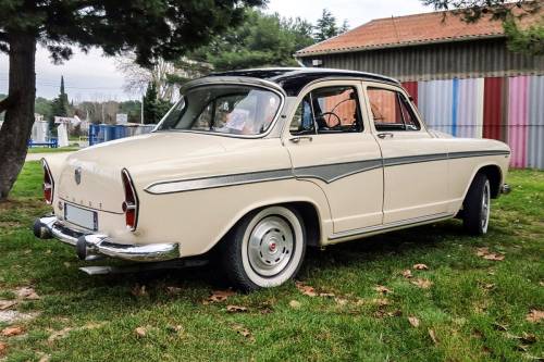 frenchcurious:Simca Aronde P60 de 1959 en finition Montlhery. - source Yvon Detroiter Luco.