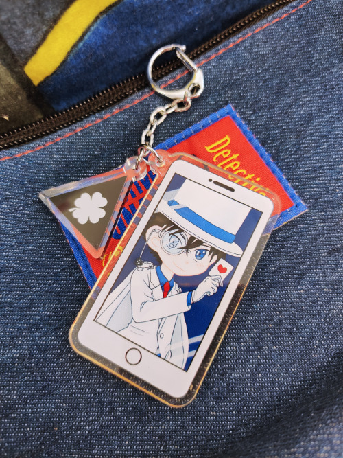 xxyokaisekaixx: Detective Conan Cellphone keychains~  I couldn’t resist ////// conan look sooo cute 