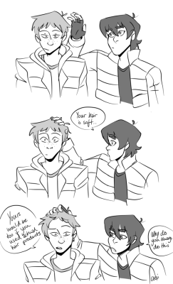 missbearisland: Hey!! Since the response on my other comics were so nice!!! here’s some more, slightly older, klance I drew AND cleaned up! haha