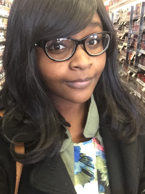 darkskinnedblackbeauty:  📷The lighting at Sally’s is amazing for selfie taking! Who woulda thunk?📷