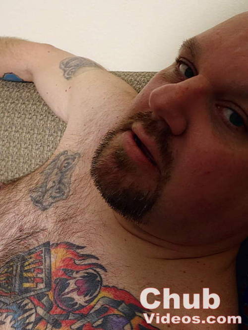 Willie Casing – a sexy hairy and tattooed big bear chaser!Check out Willie’s full gallery PLUS all o