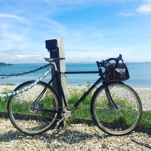 svencycles: Perfect end to the day a cold beer down by the sea #dorset #billywinters #portland #engl