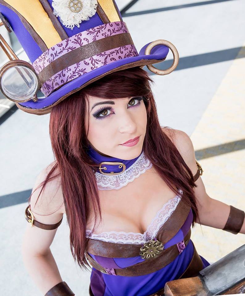 league-of-legends-sexy-girls:  Caitlyn Cosplay