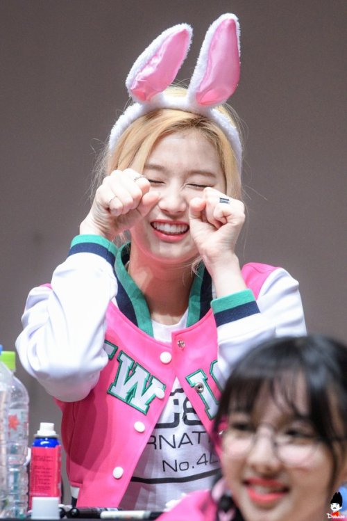 fyeah-twice:  ©두두⎟Do not edit or remove logo.  1 2 3