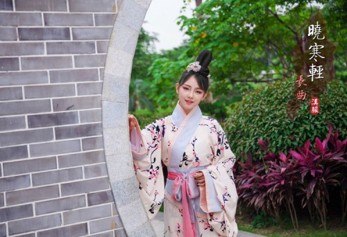 ziseviolet: Traditional Chinese Hanfu - Type: Quju/曲裾 (curved-hem robe) from 华夏粹.