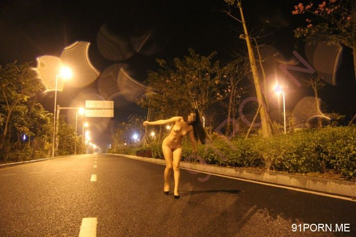 两个极品美女街头露出外拍