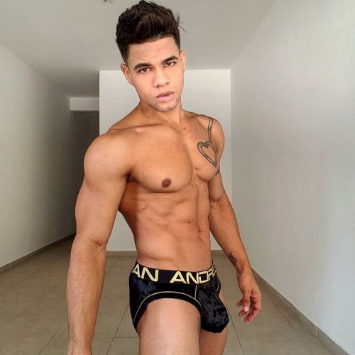 VENEZUELABULGE - Look At Me - Mirame