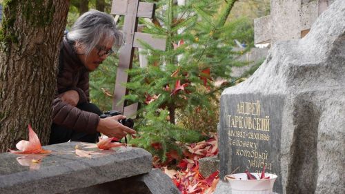 aquietdevastation:Lav Diaz visiting Andrei Tarkovsky’s grave.