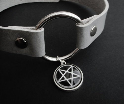 gothicgirls:✝ ✝ ✝ 