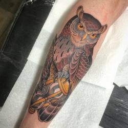 electrictattoos:  elliotguy:  Made this owl for Ellis yesterday, was a blast. Thank you dude! Wraps a bit on the calf #tattoo #traditionaltattoo #owl #higginsandco #higginsandcotattoo  (at Higgins &amp; Co Tattoo)    Elliot Guy 