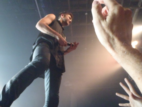 davidthedad:From the Center Stage show in Atlanta on November 23, 2013.Tyler climbs up for Holding O