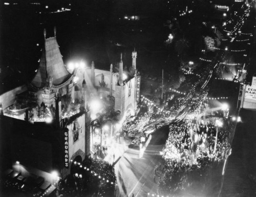 wehadfacesthen:The premiere of Howard Hughes’ Hell’s Angels at Grauman’s Chinese Theater in Hollywoo