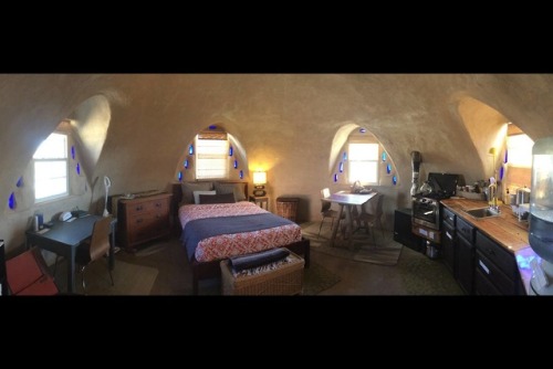 seansavestheworld: utwo: Off-grid Adobe Dome in the Desert / Terlingua © airbnb I need to book 