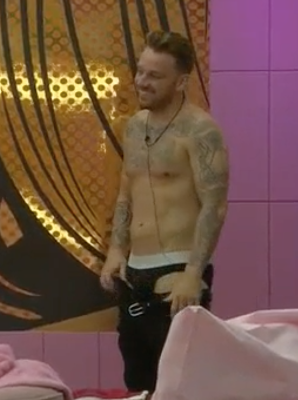 malecelebunderwear:  Courtesy of fmforums. Shitty quality but finding out that Jamie