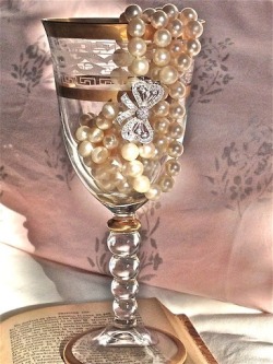 queenbee1924:  Champagne pearls via ♥ Pearls