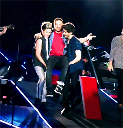 yziam:  zayn and niall carrying liam onto the stage. + 