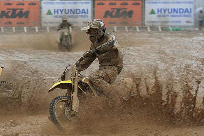 Guys into gear that are dirty and muddy — scramble-motocross-supercross:  Mudmudmud.