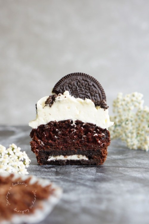 fullcravings:Vegan Oreo Cupcakes
