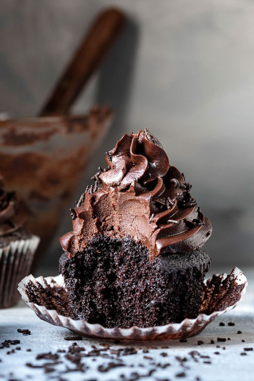 foodffs:  Moist chocolate cupcakes with Mascarpone