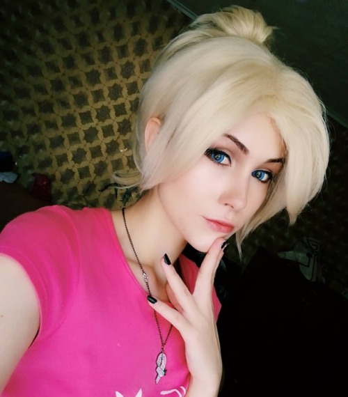 Received better wig for Mercy yesterday it’s short on the side but anyways i styled it a bit /just a