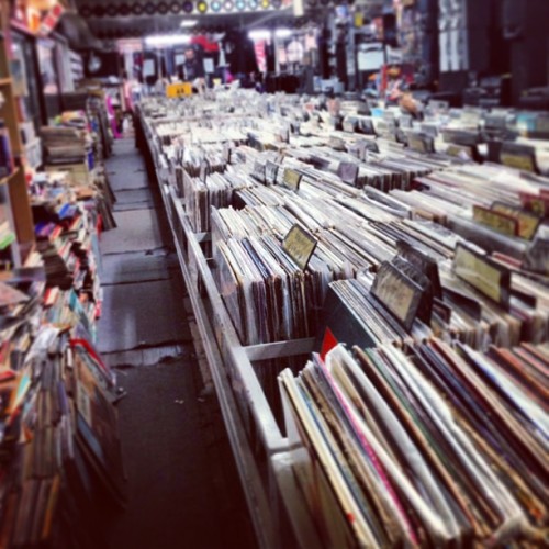 thereadlines:  Home sweet home #Vinyl #Vinylporn #Vinyladdict #RecordExchange #Heaven 