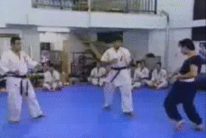 guts-and-uppercuts:  A Drunken Boxing practitioner getting absolutely destroyed by