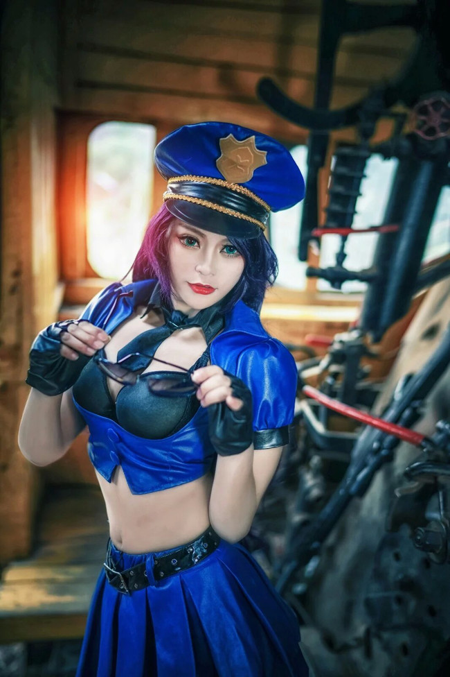 league-of-legends-sexy-girls:  Caitlyn Cosplay