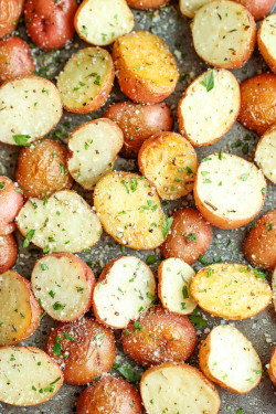 do-not-touch-my-food:  Garlic Parmesan Roasted Potatoes 