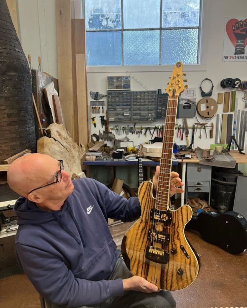 @zenguitartrading with an @jghgdays guitar is the shop today! That’s a lot of goodness all in one pl