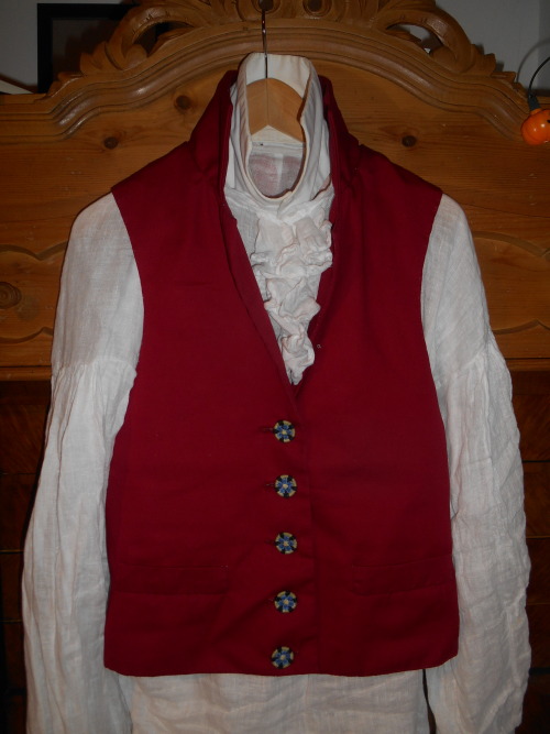 lebedame-wegelagerin: I finally finished my new early 1800s Waistcoat! I wouldn’t call it hist
