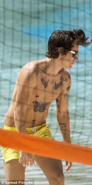 narryclass:  Harry playing beach volleyball on the Gold Coast today - 19.10.13. -