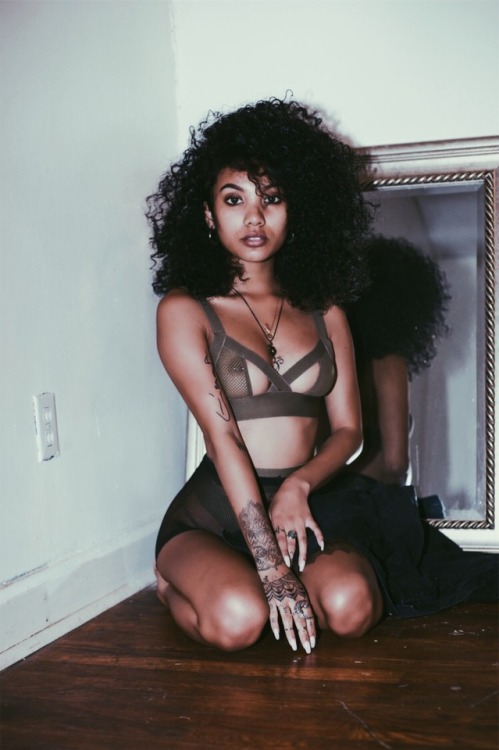 realslimpaigey:  h0mesiickk: who’s gonna love you like me?  What a goddess 😍 