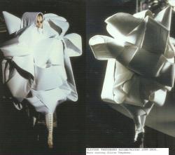 dekonstruktivisme:  Olivier Theyskens autumn—winter 1999—00.For the Winter of 1999-2000 he wanted an extremely refined collection, with the occasional discord. The unity of his monochrome silhouettes was broken by several mannequins on the runway,