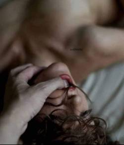 acrerosa:Usami, straziami, strappami l'animaFai di me quel che vuoi tanto non cambiaL'idea