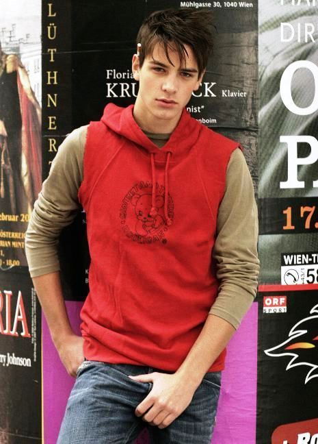 🐧 You Must Be Gay+ To View This Blog*