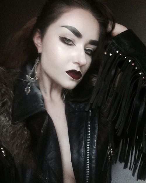 thetorturegardens: i have two aesthetics, one is babydoll &amp; the other is the wolf that devo